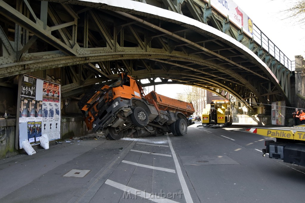 LKW blieb unter Bruecke haengen Koeln Deutz Deutz Muelheimerstr P010.JPG - Miklos Laubert